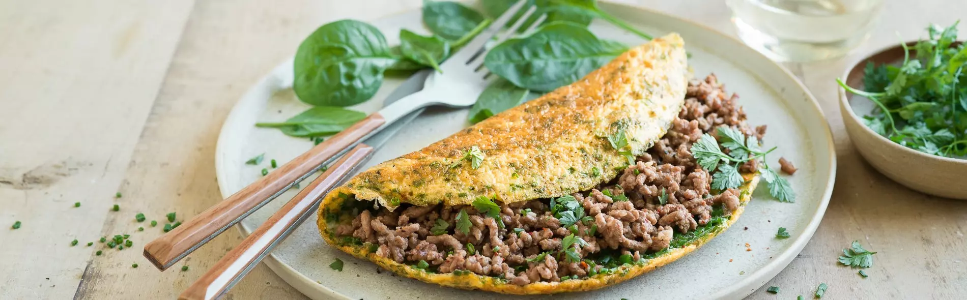 Omelette aux herbes, haché de bœuf et pousses d’épinards