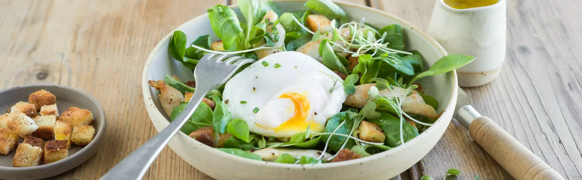 Salade de mâche, émincés de volaille et œuf poché