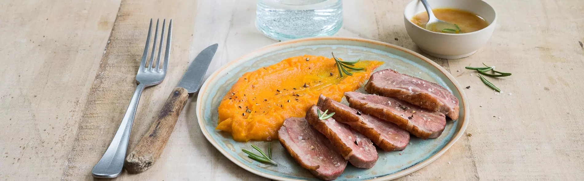 Filet de canard, sauce orange et miel, purée de butternut